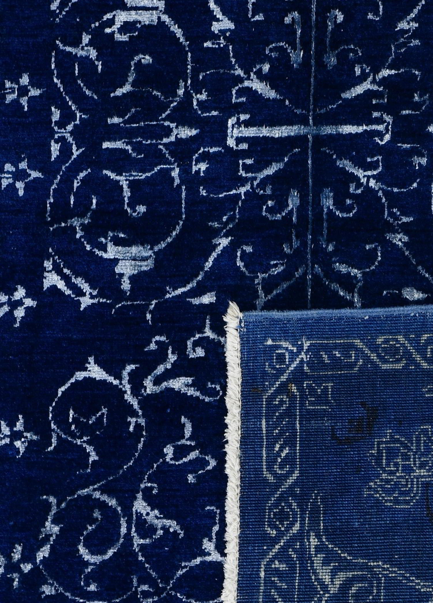 Noctura Hand-Woven Wool and Silk Carpet 198x148 cm