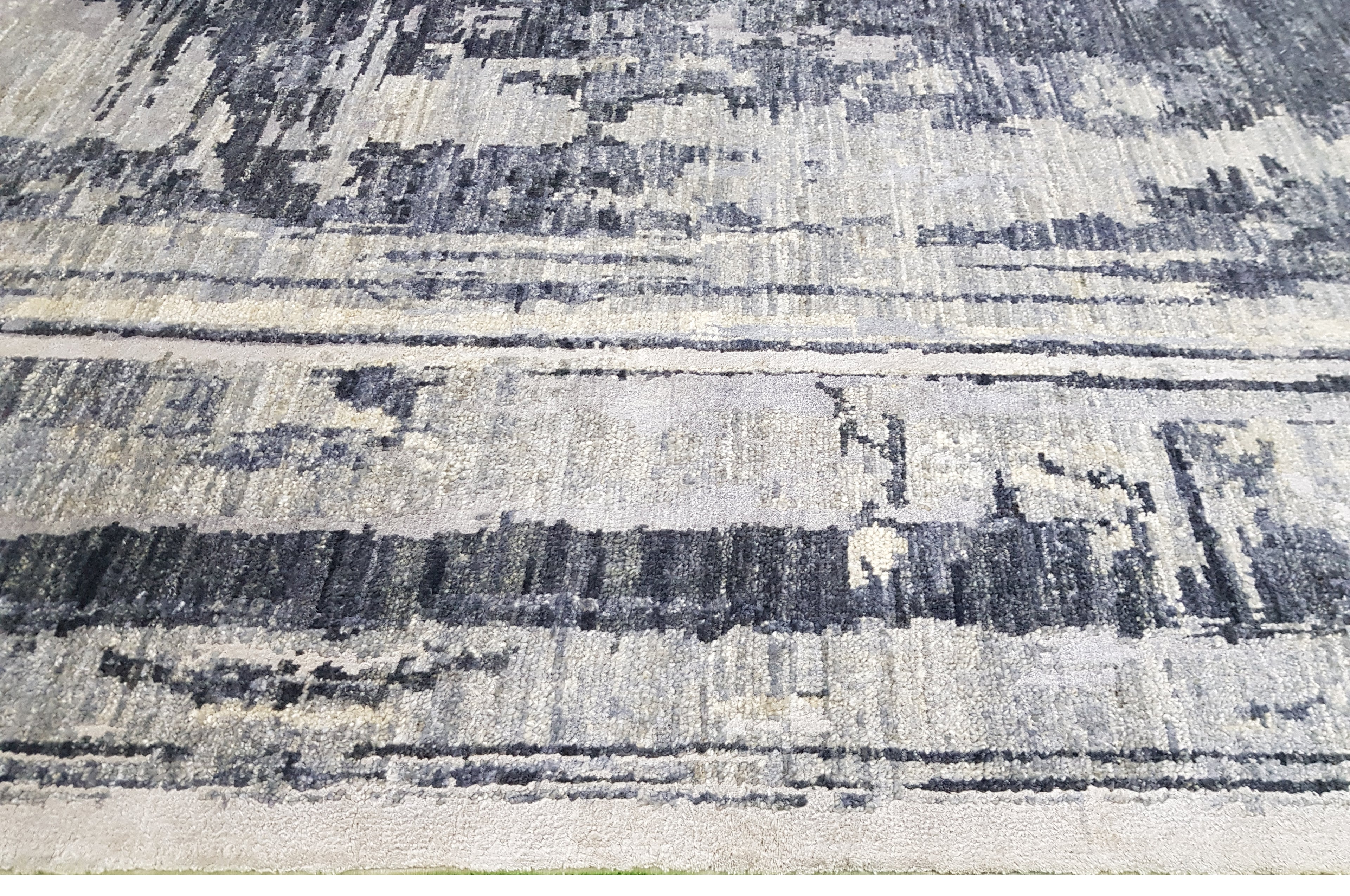 Sfumato Hand-Woven Wool and Silk Carpet 296x242 cm
