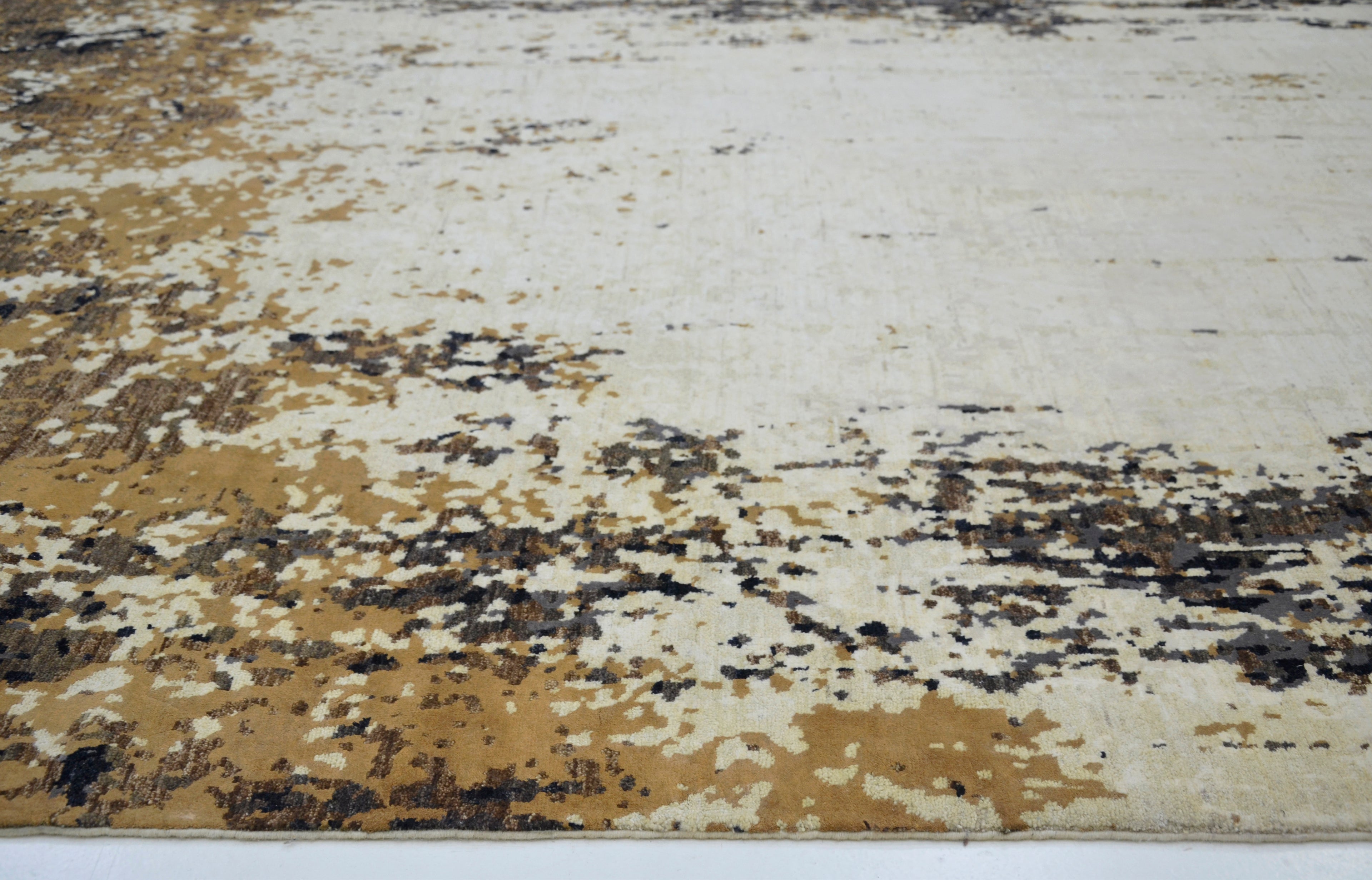Obscura Hand-Woven Wool and Silk Carpet 301x201 cm