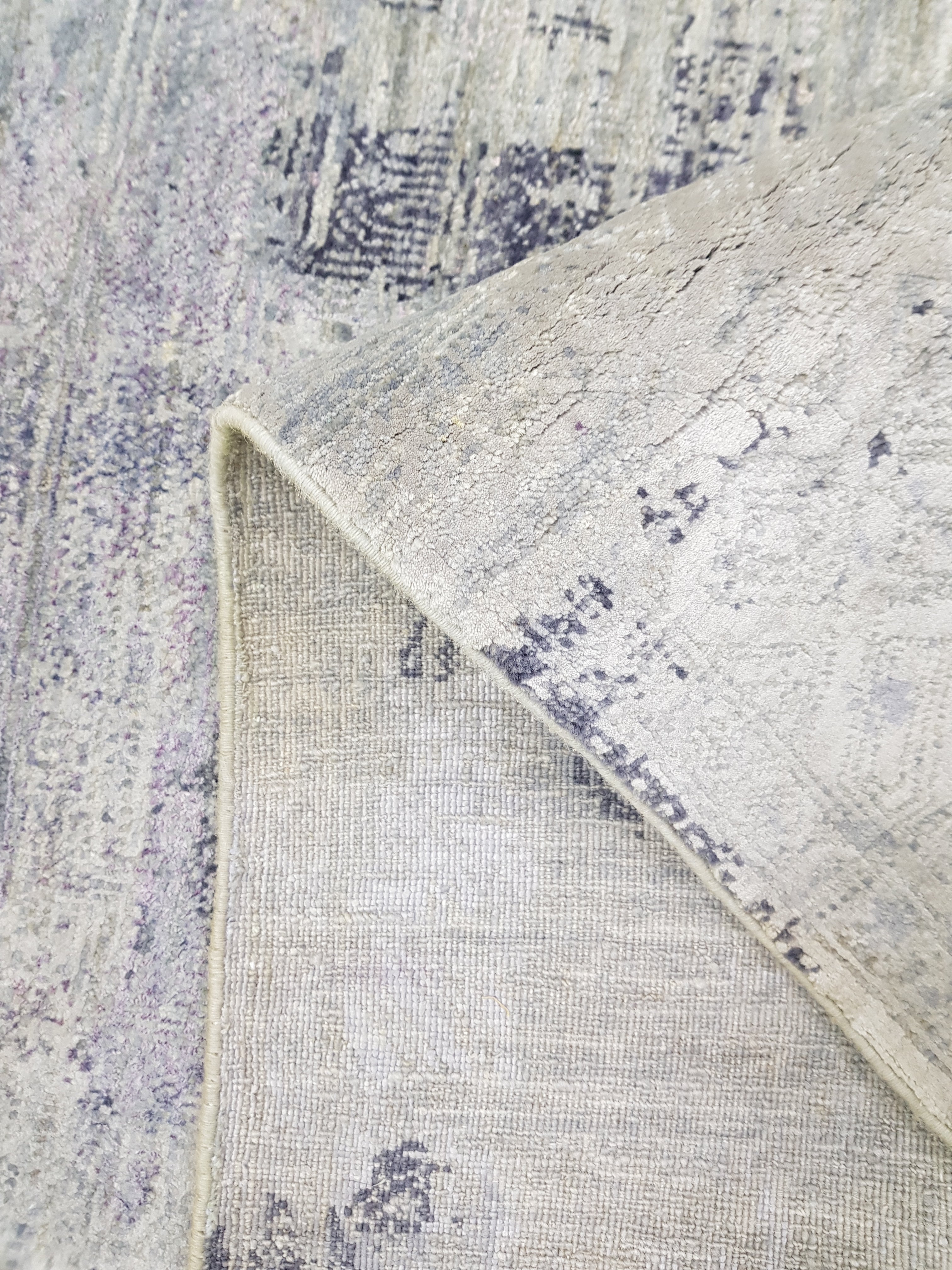 VorteX Hand-Woven Wool and Silk Carpet 186x121 cm