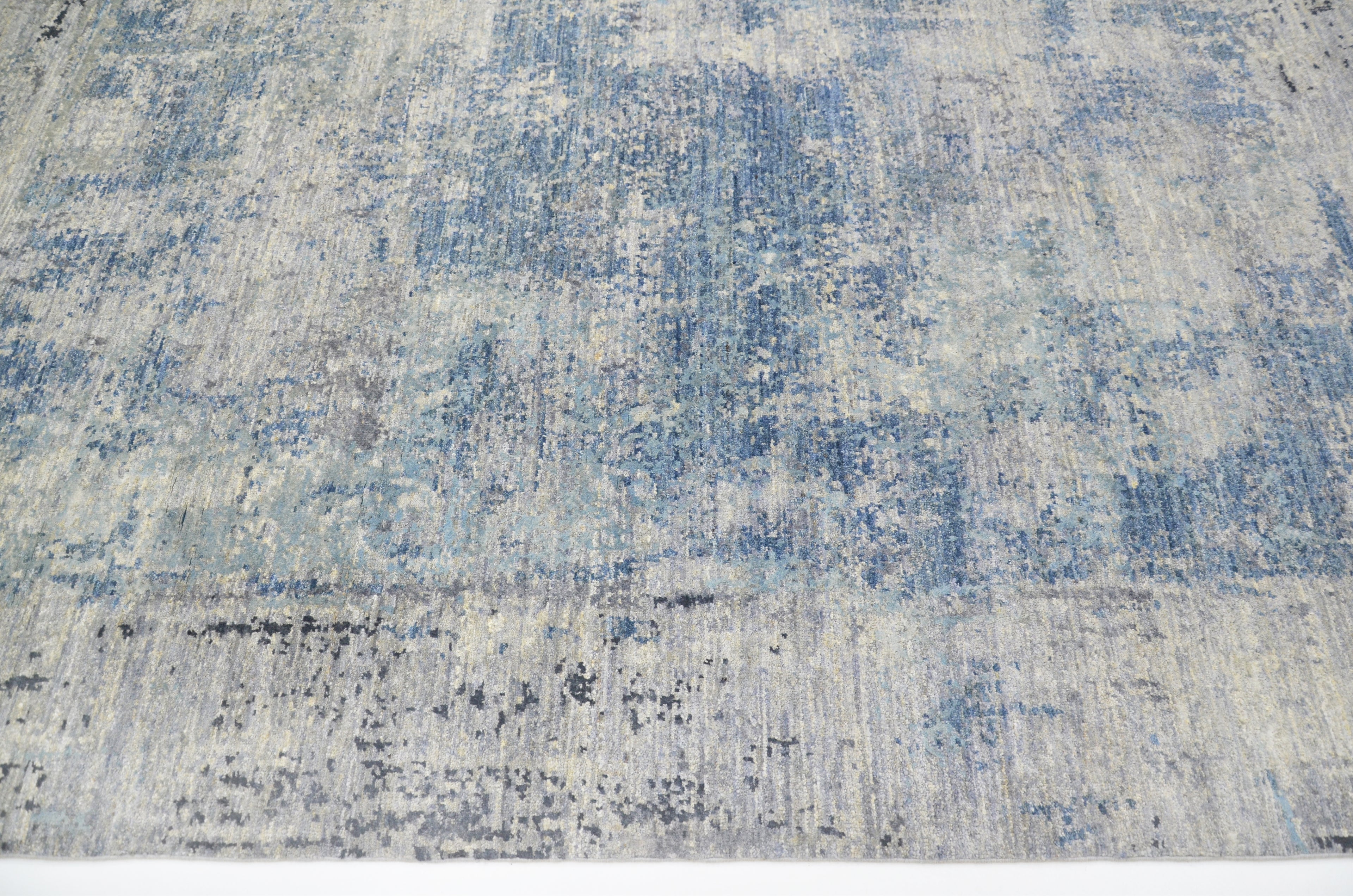 Titanium Flow Hand-Woven Wool and Silk Carpet 238x165 cm