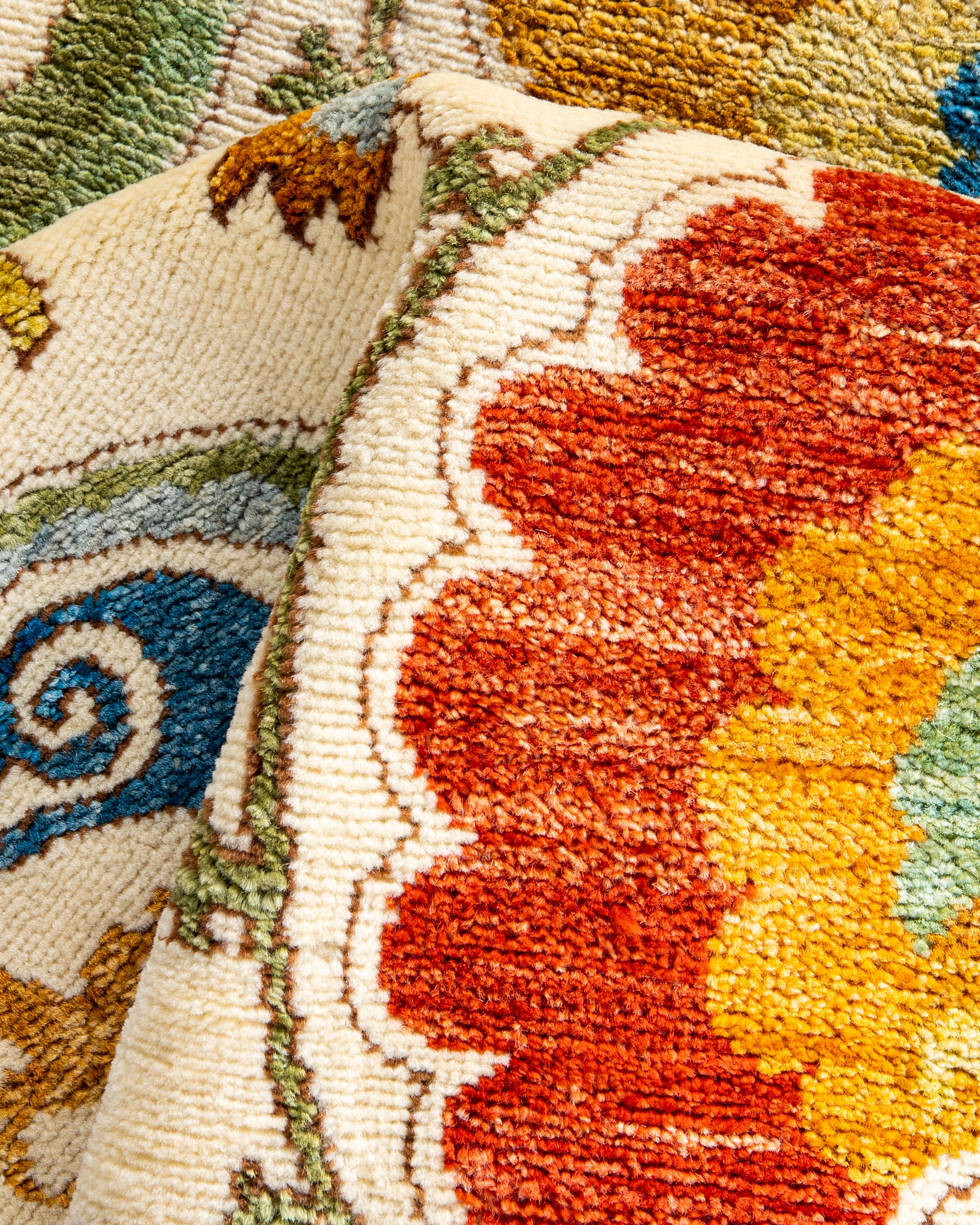 Elegant Hand-Woven Wool and Silk Carpet 231x079 cm