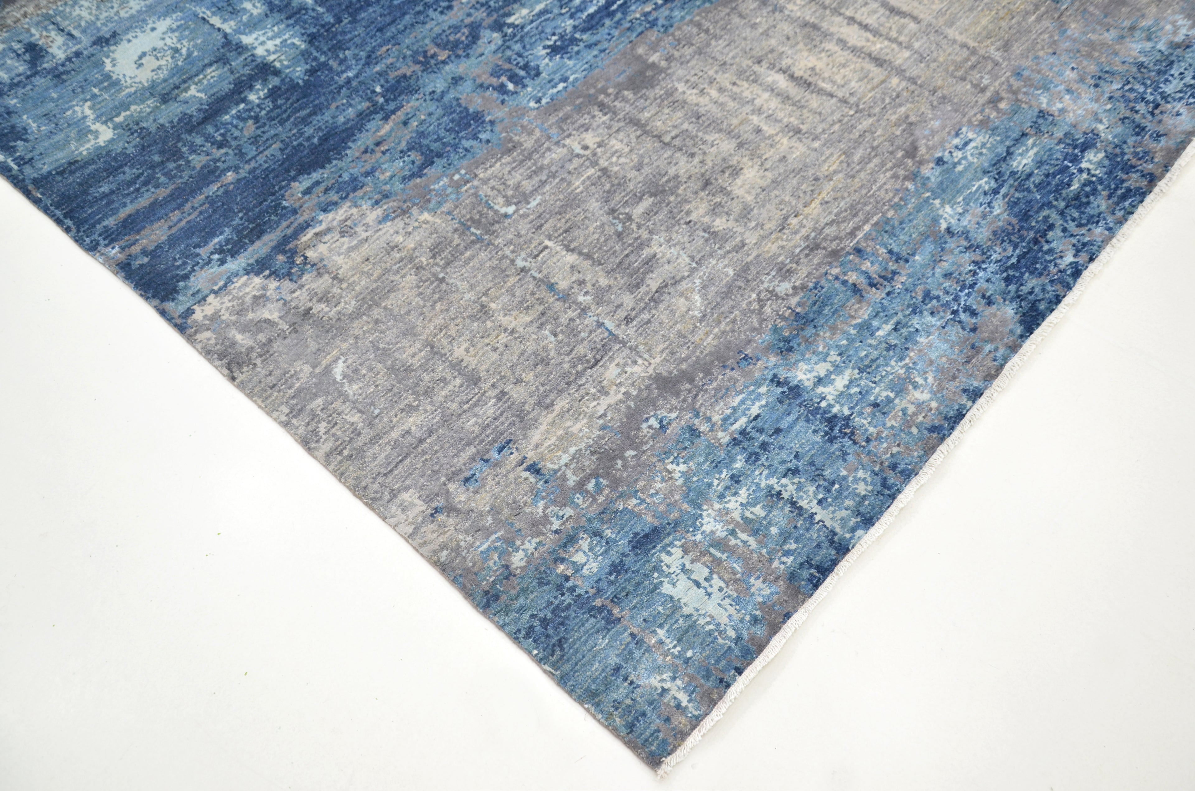 Tides Hand-Woven Wool and Silk Carpet 305x202 cm