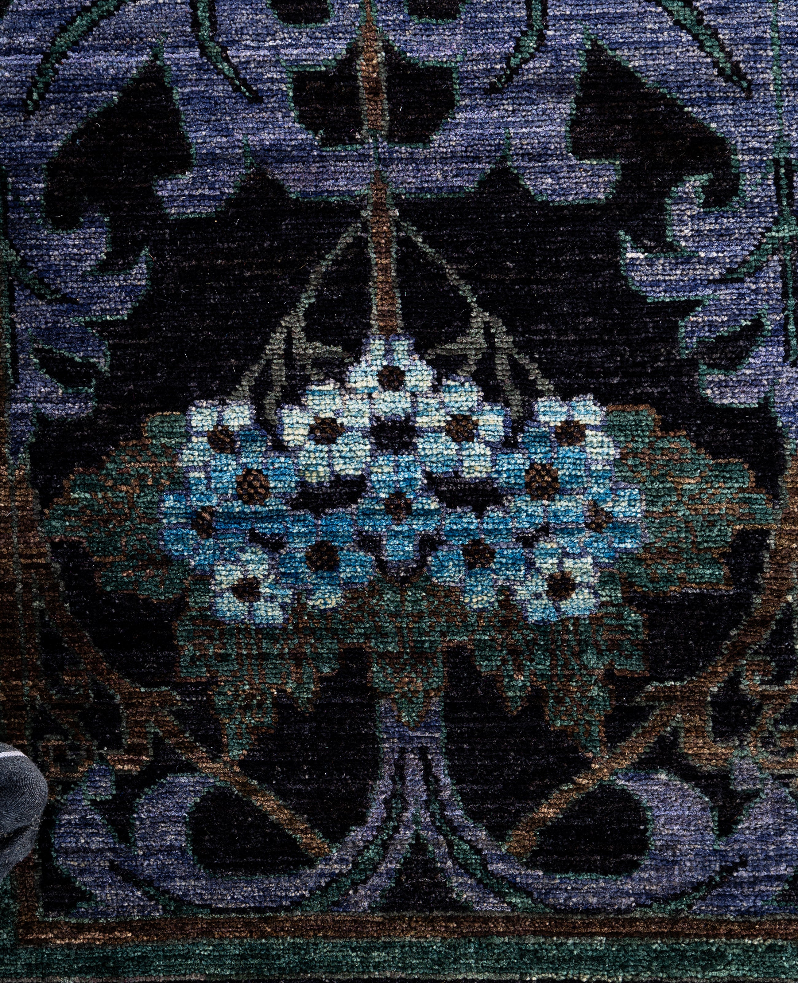 Nightshade Bloom El Dokuma Yün Halı 187 x 120 cm